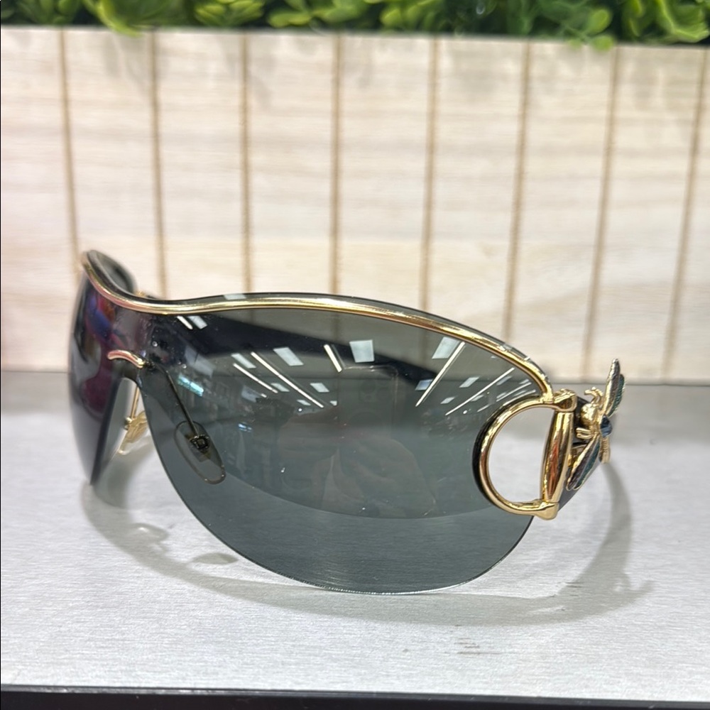 Gucci Elegant Gold and Black Sunglasses